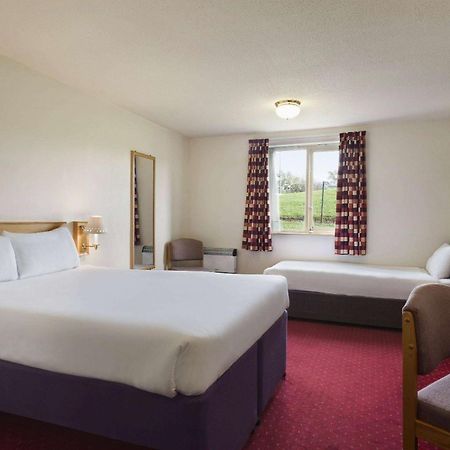 Days Inn Tewkesbury Strensham Bagian luar foto