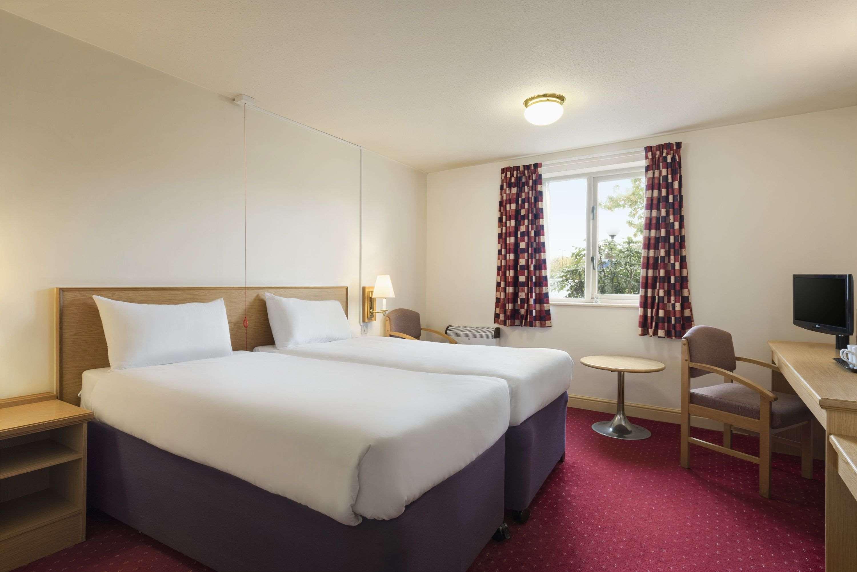 Days Inn Tewkesbury Strensham Bagian luar foto