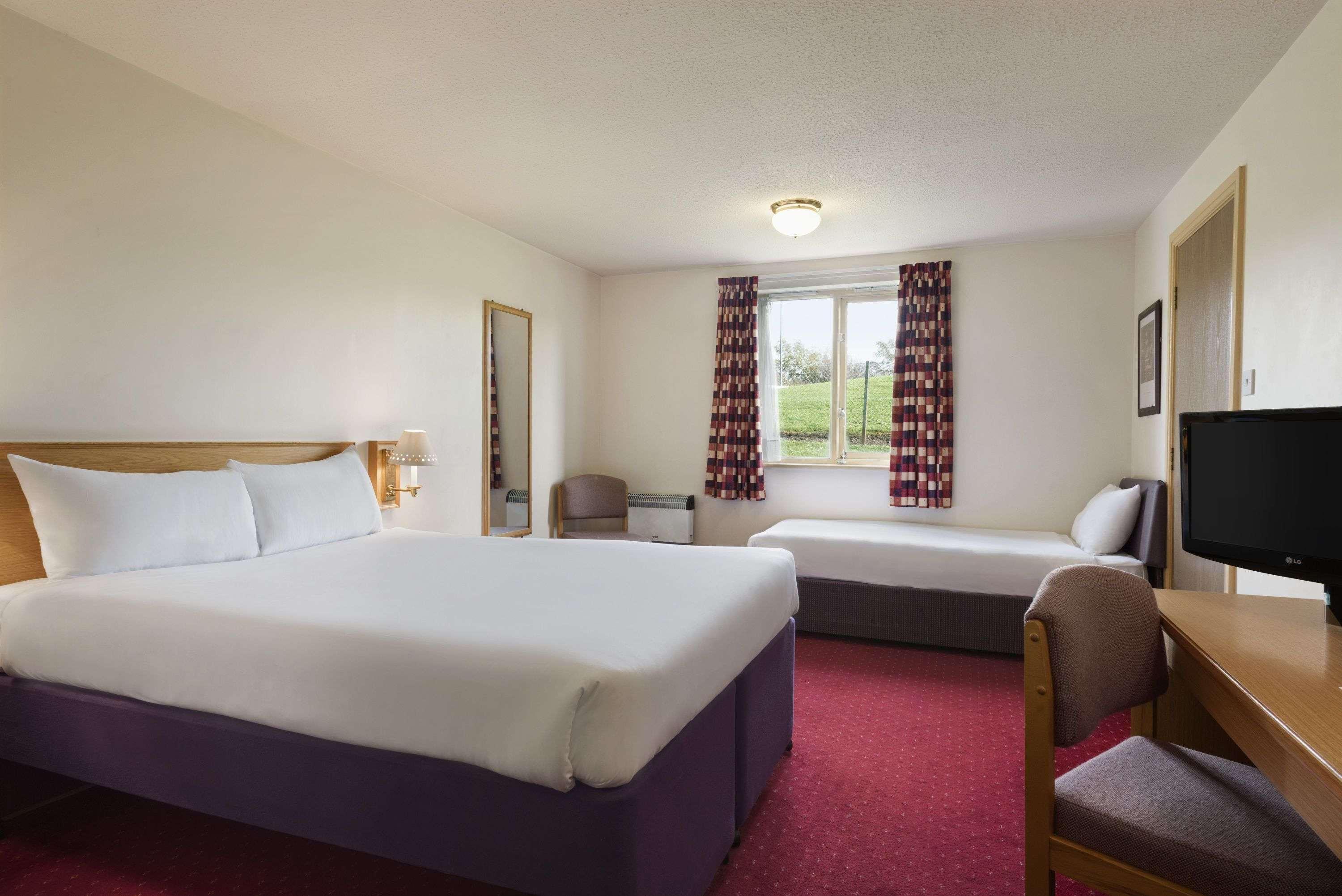 Days Inn Tewkesbury Strensham Bagian luar foto