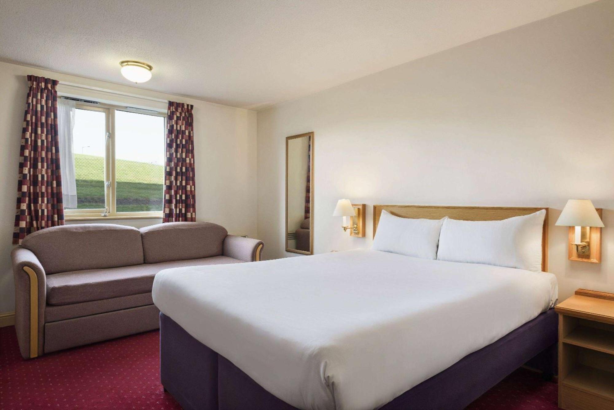Days Inn Tewkesbury Strensham Bagian luar foto