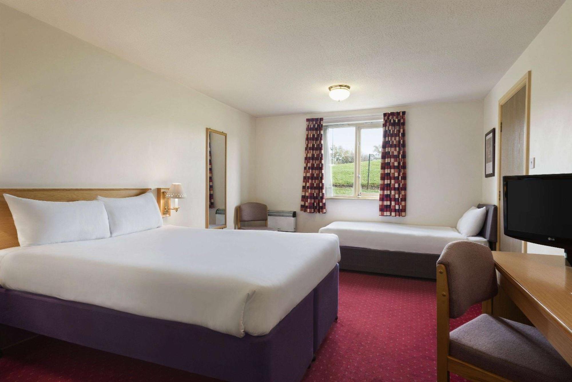 Days Inn Tewkesbury Strensham Bagian luar foto